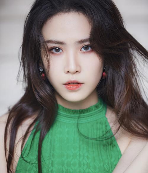 女装扮相让人怜爱,穿起男装英气十足
